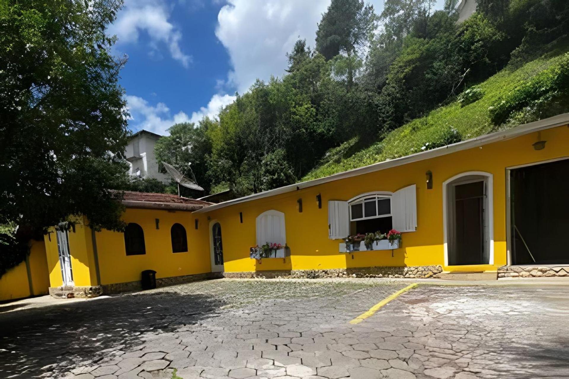 Casinha Amarela - *