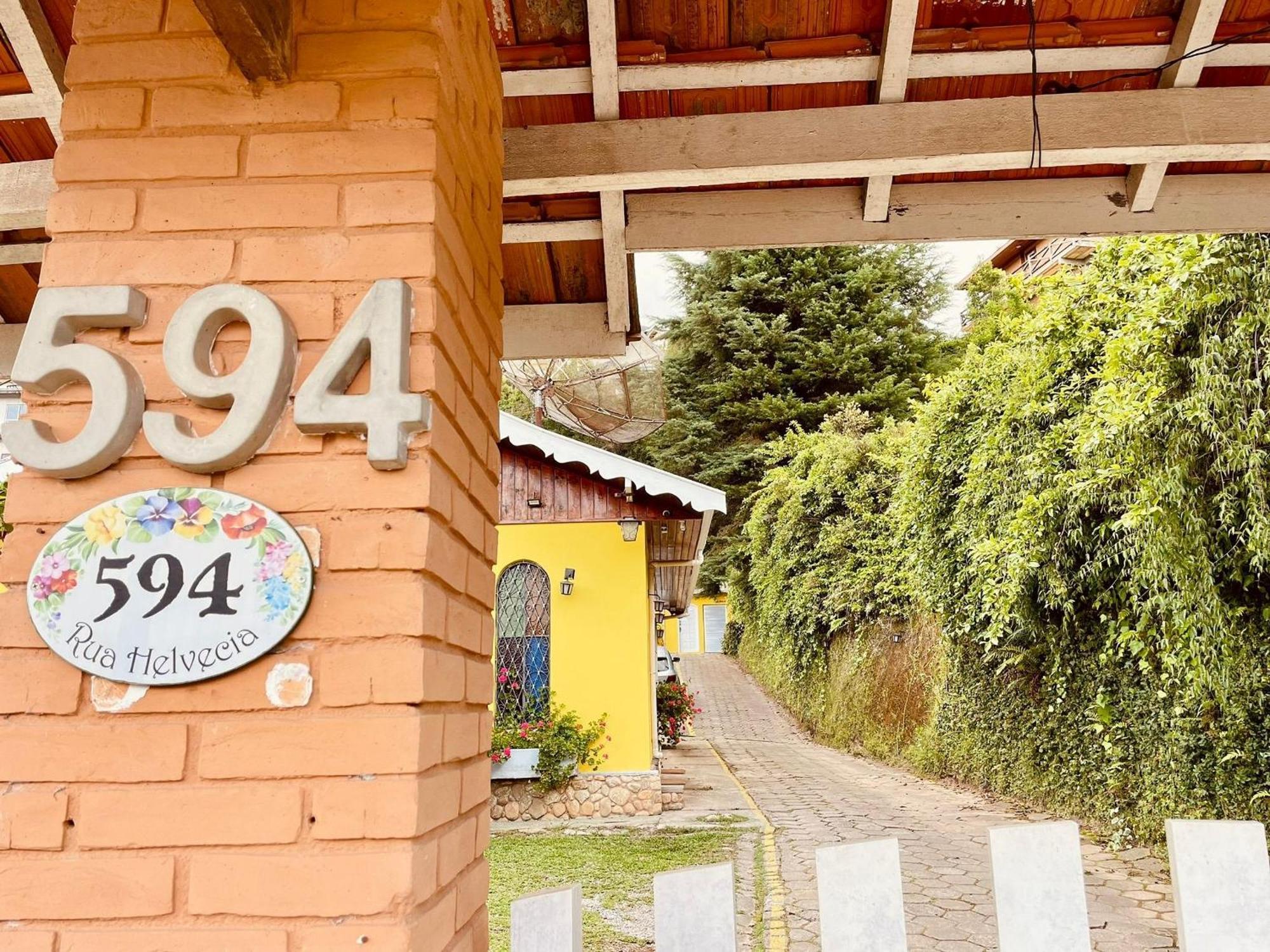 Casinha Amarela - *